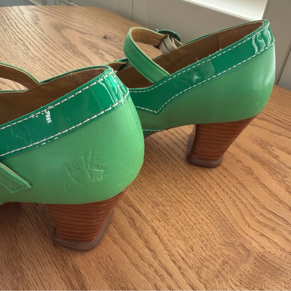 John Fluevog Operetta Vibrant Green Double Strap Heels - Picture 4 of 10